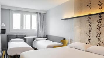 Chambre Quadruple, plusieurs lits | Literie de qualité supérieure, bureau, chambres insonorisées
