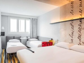 Habitación cuádruple, varias camas | Ropa de cama de alta calidad, escritorio, insonorización y wifi gratis 