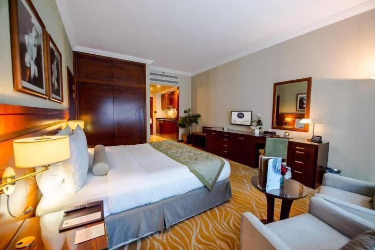 2 bedrooms, in-room safe, desk, soundproofing