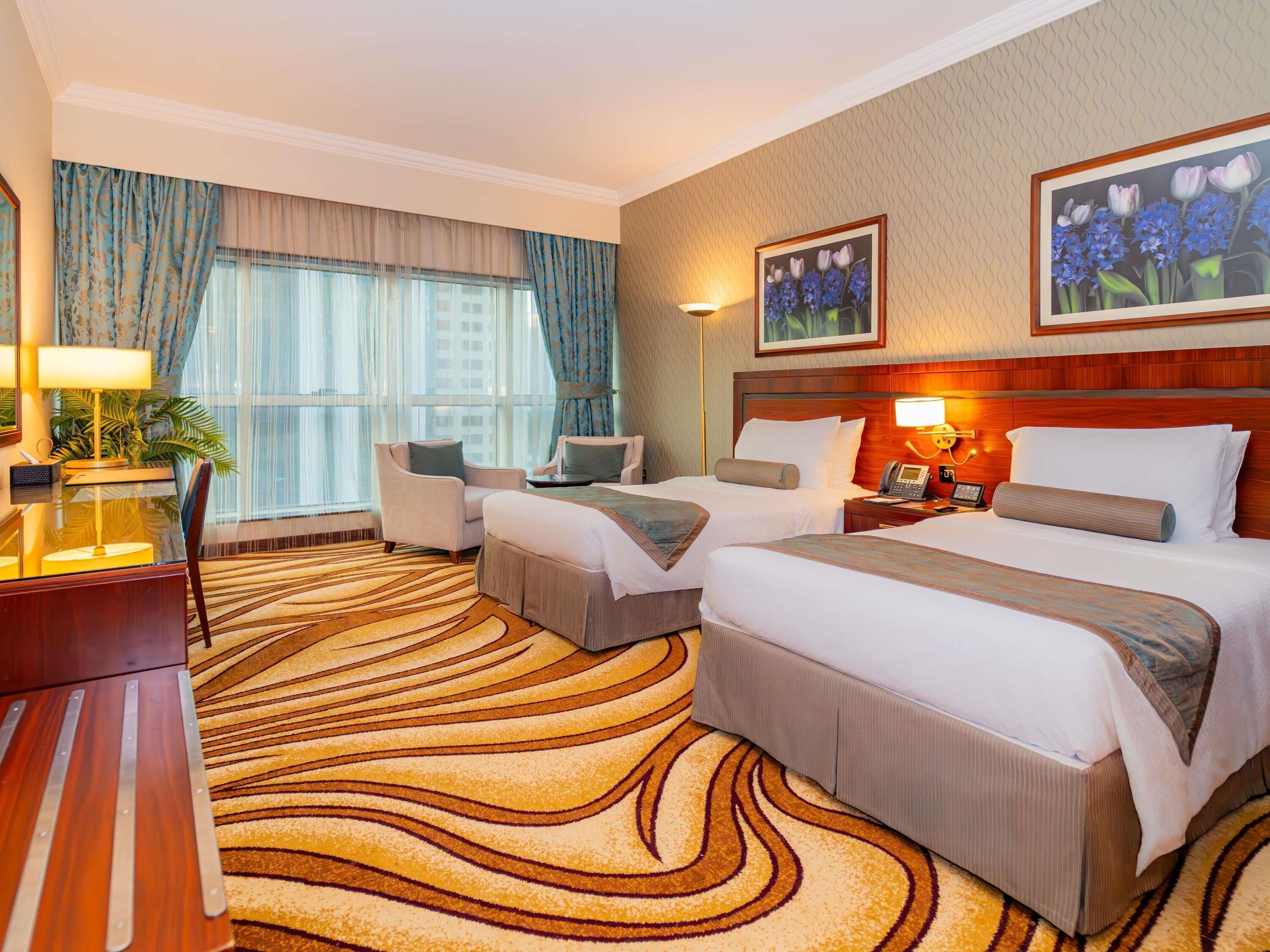 Estudio, 2 camas individuales | Caja fuerte, escritorio, sistema de insonorización