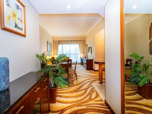 Phòng Suite, 2 phòng ngủ | Két bảo mật tại phòng, bàn, phòng cách âm, bàn ủi/dụng cụ ủi quần áo 