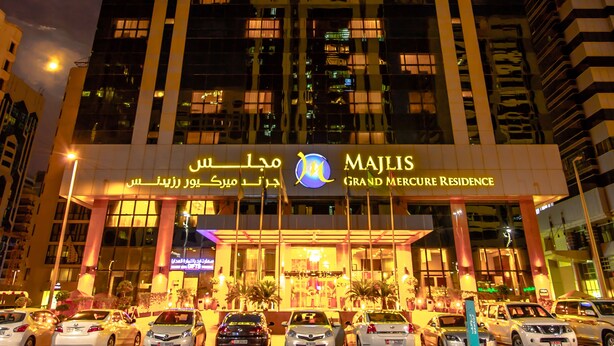 A high-rise building with illuminated signage for Majlis Grand Mercure Residence. - Majlis Grand Mercure Residence Abu Dhabi (Abu Dhabi)