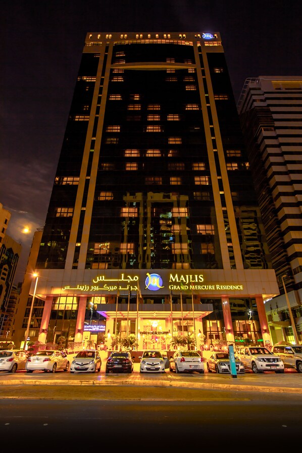 Front of property – evening/night - Majlis Grand Mercure Residence Abu Dhabi (Abu Dhabi)
