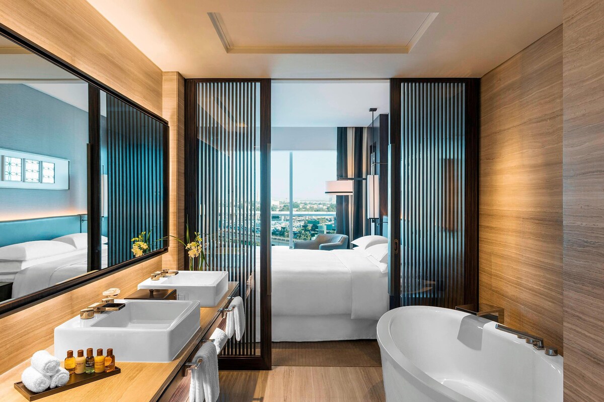 Separate tub and shower, free toiletries, hair dryer, bathrobes