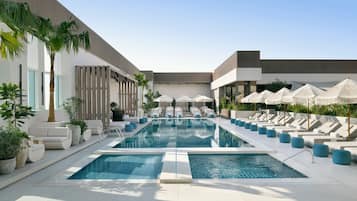 Een buitenzwembad en ligstoelen