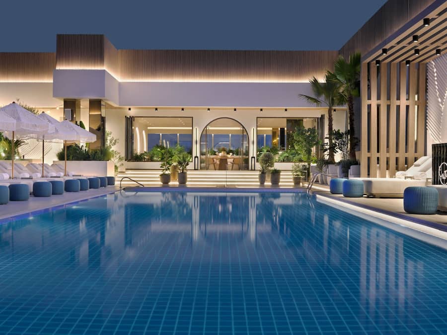 Breakfast, lunch, dinner served; international cuisine