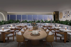 Breakfast, lunch, dinner served; international cuisine - Sheraton Grand Hotel, Dubai (Dubai)