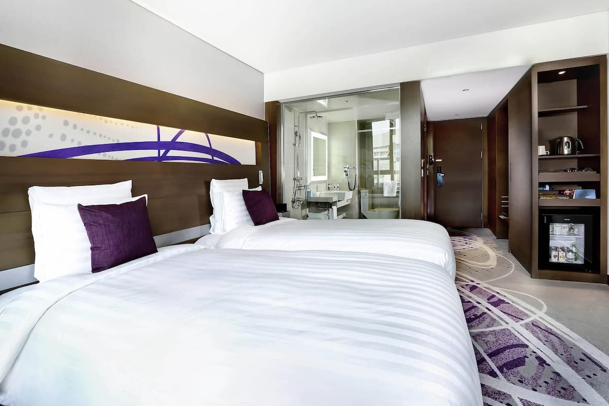 Superior-rum - 2 enkelsängar | 1 sovrum, duntäcken, minibar och värdeförvaringsskåp på rummet