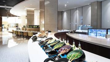 Daily buffet breakfast (KRW 44000 per person)