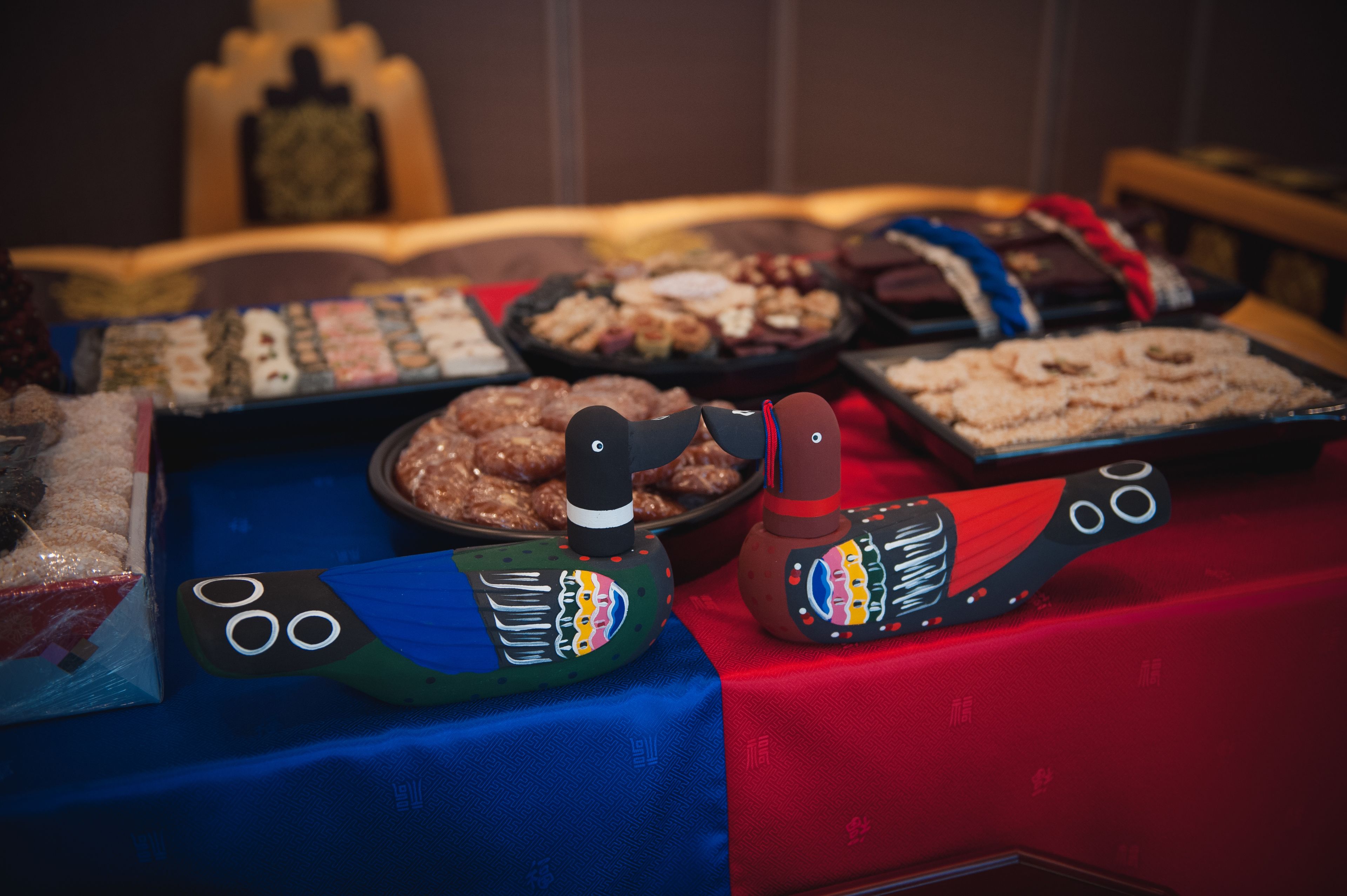 Una mesa con diversos alimentos y objetos decorativos.