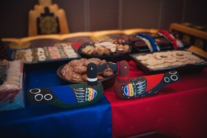 Una mesa con diversos alimentos y objetos decorativos.