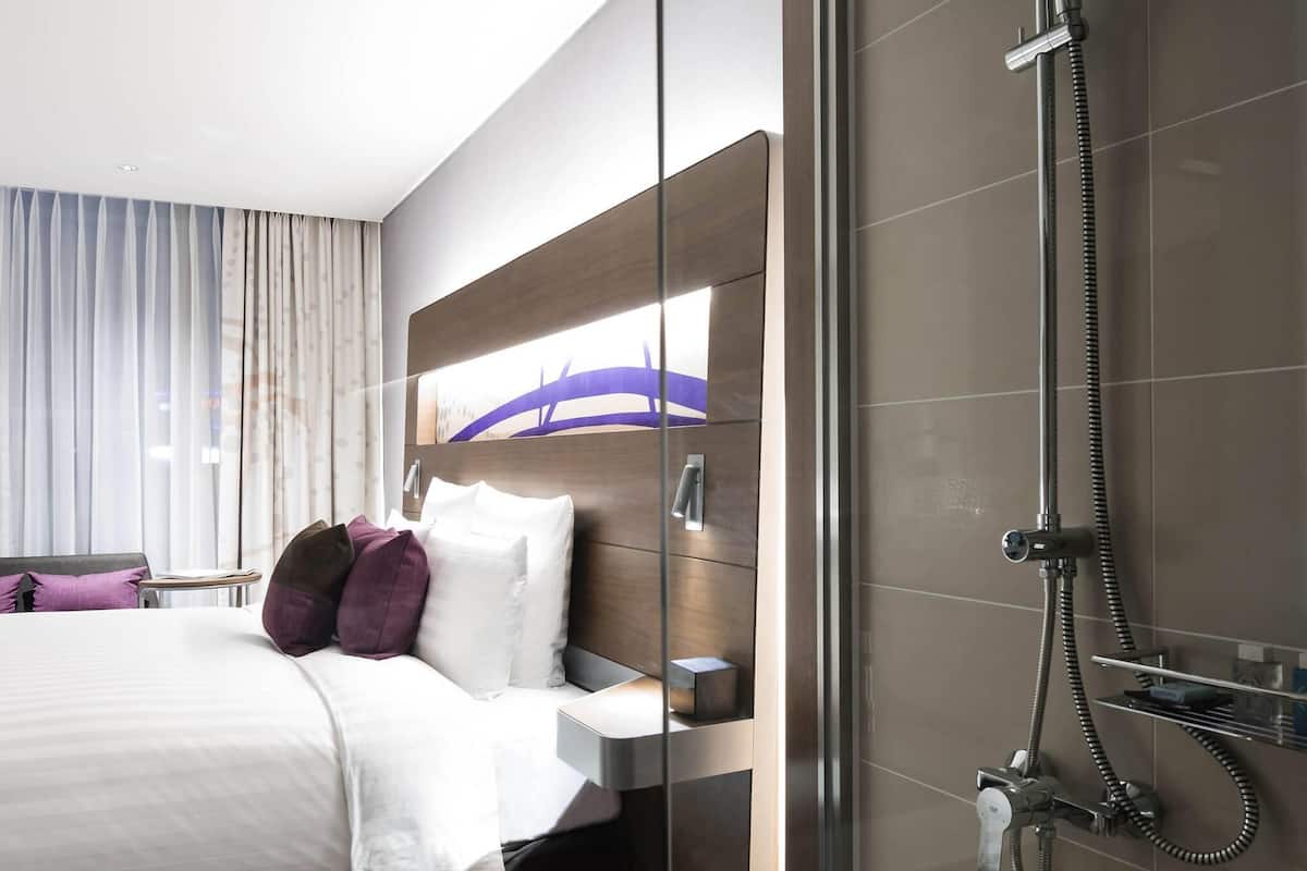 Superior-rum - 1 kingsize-säng | 1 sovrum, duntäcken, minibar och värdeförvaringsskåp på rummet