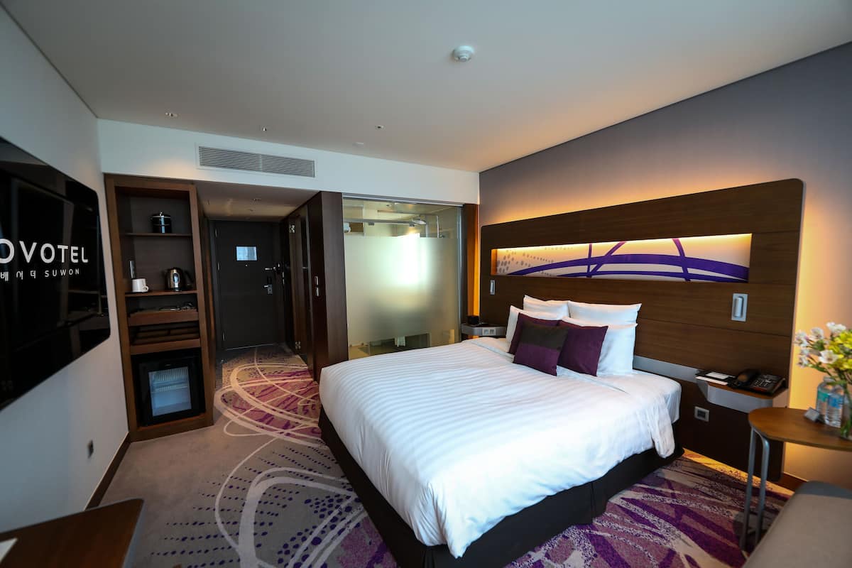 Superior Room, 1 King Bed | Down comforters, minibar, in-room safe, desk