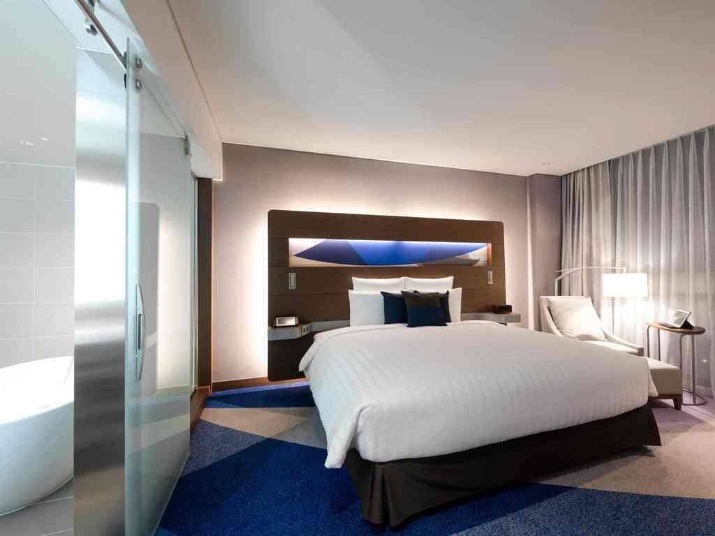 ألحفة محشوة بالريش وميني بار وخزنة داخل الغرفة ومكتب