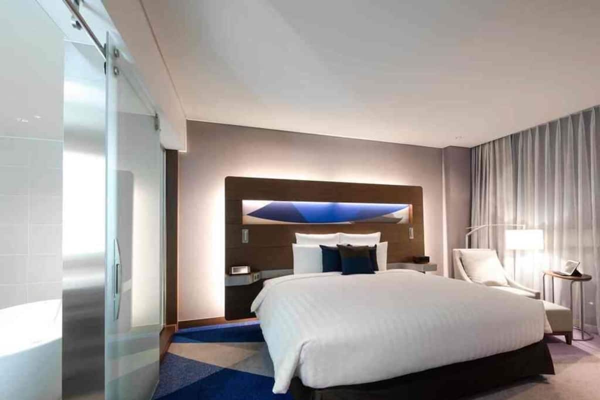 ألحفة محشوة بالريش وميني بار وخزنة داخل الغرفة ومكتب