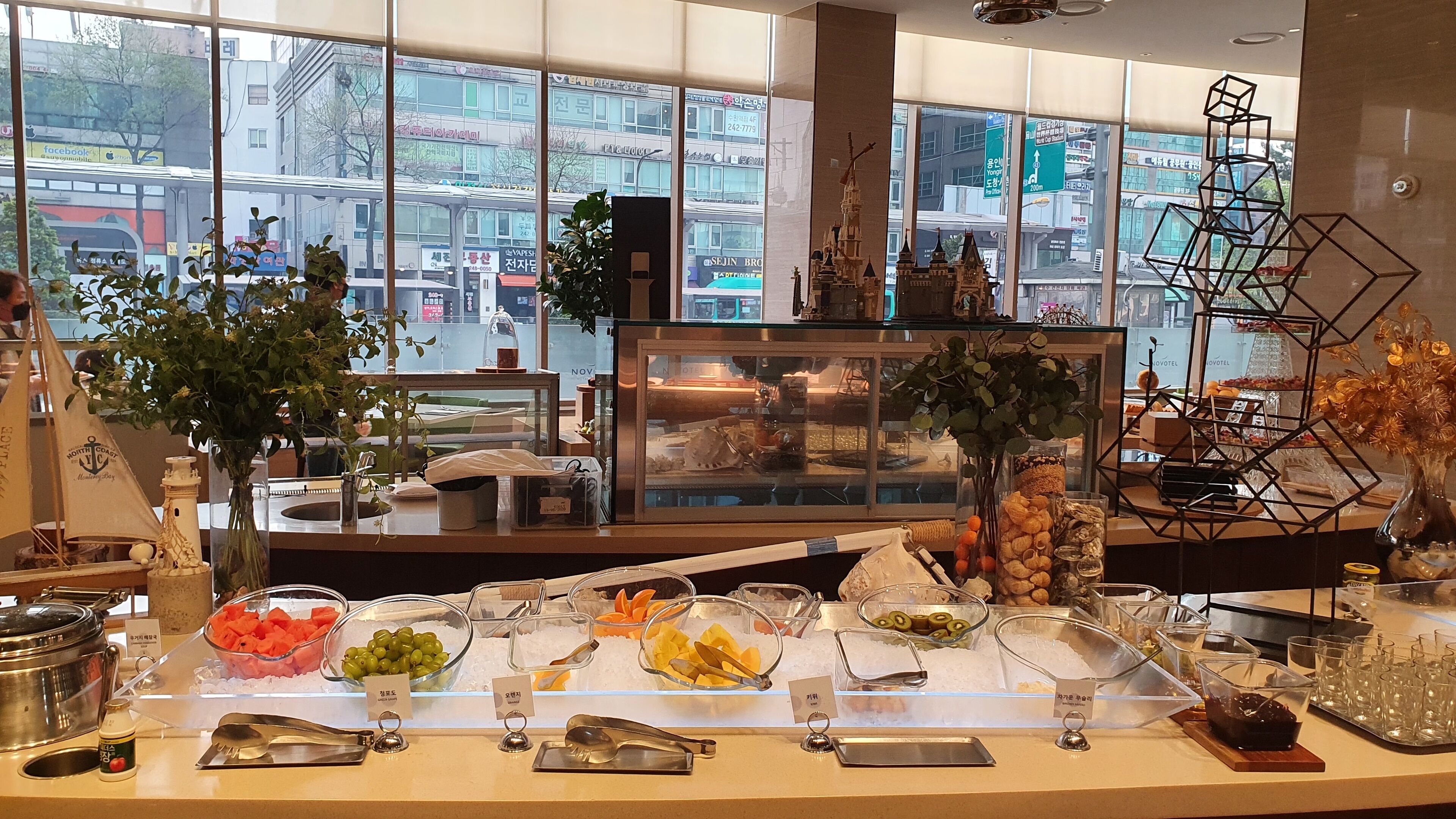 breakfast, lunch and dinner served