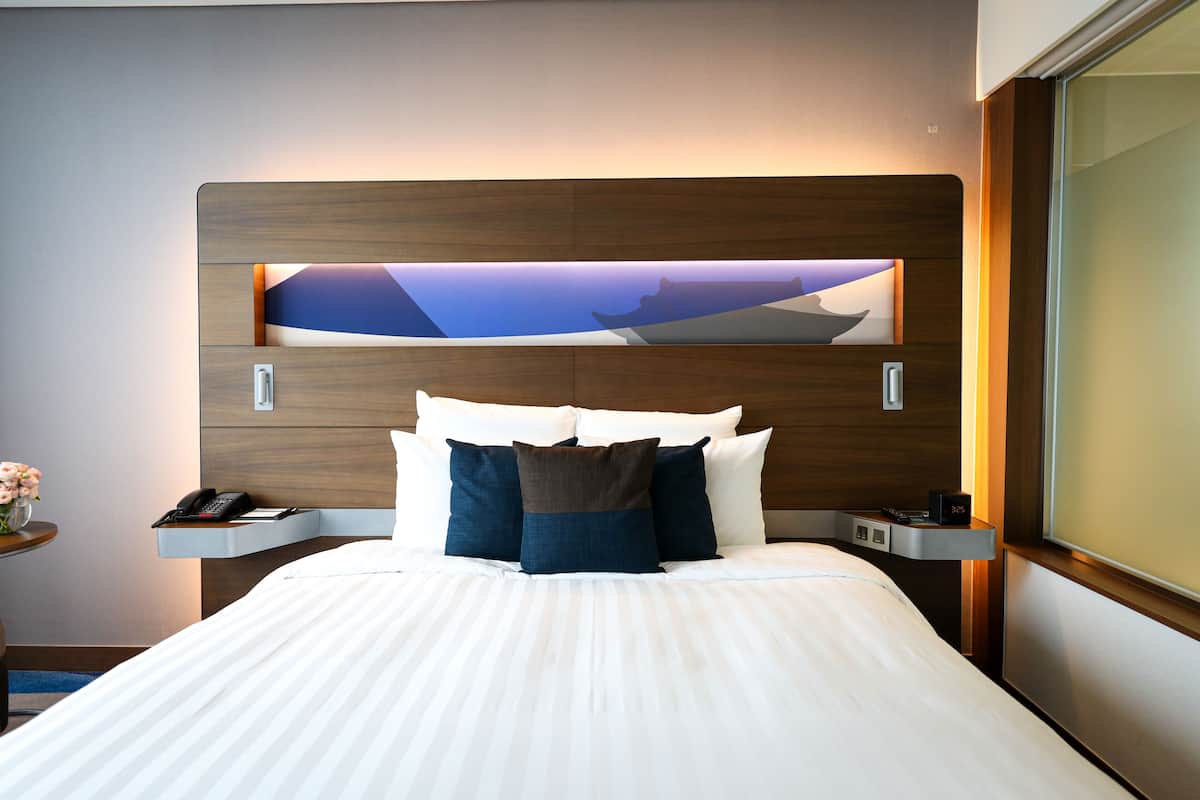 Executive Room, 1 King Bed | Down comforters, minibar, in-room safe, desk