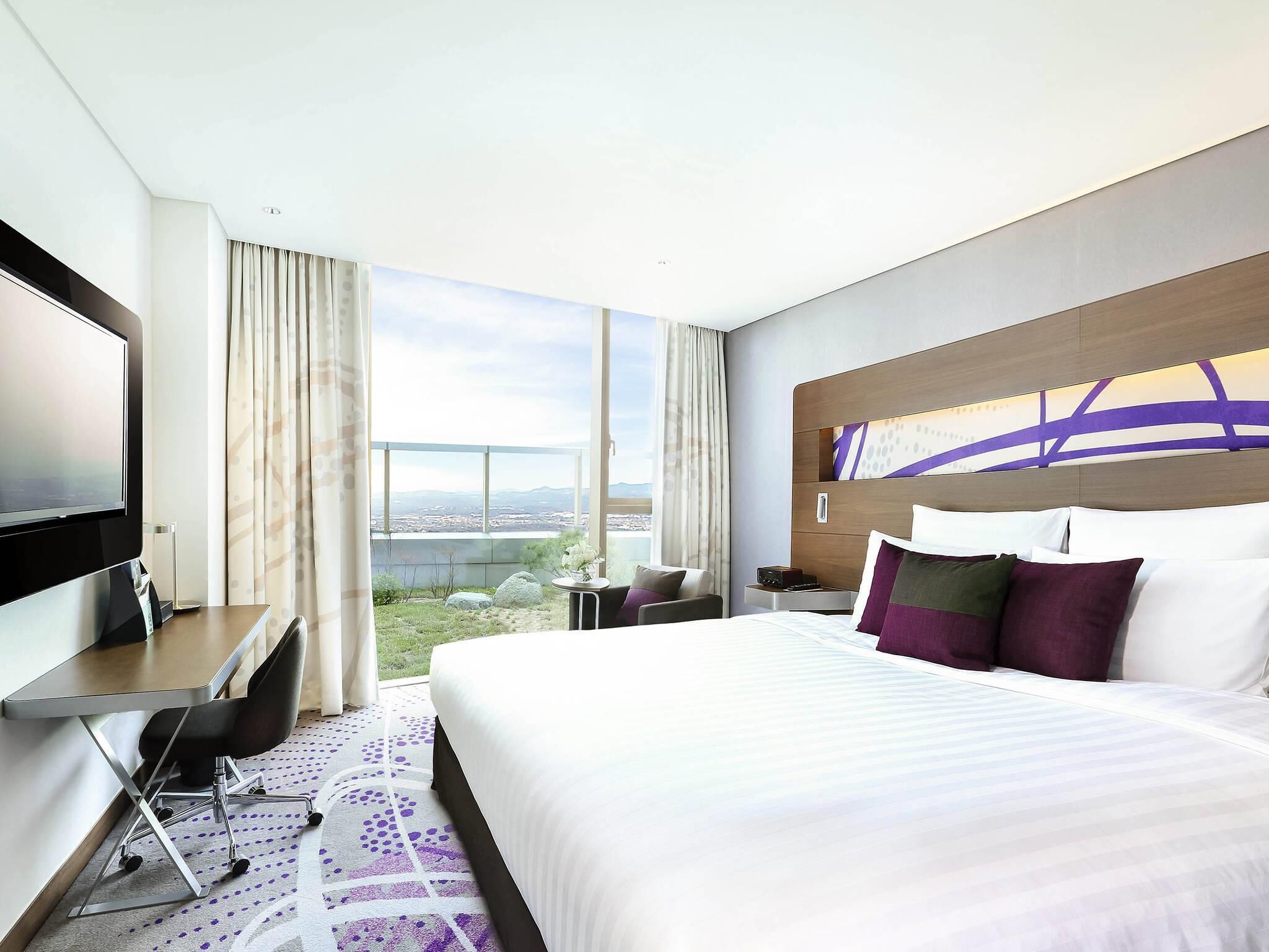 ألحفة محشوة بالريش وميني بار وخزنة داخل الغرفة ومكتب