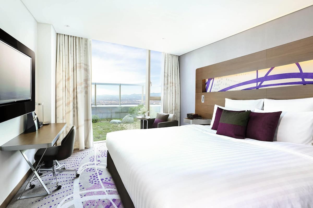 ألحفة محشوة بالريش وميني بار وخزنة داخل الغرفة ومكتب