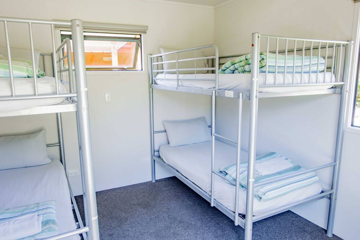 Mixed Dormitory Cabin - Single Bed | Wifi gratis y ropa de cama