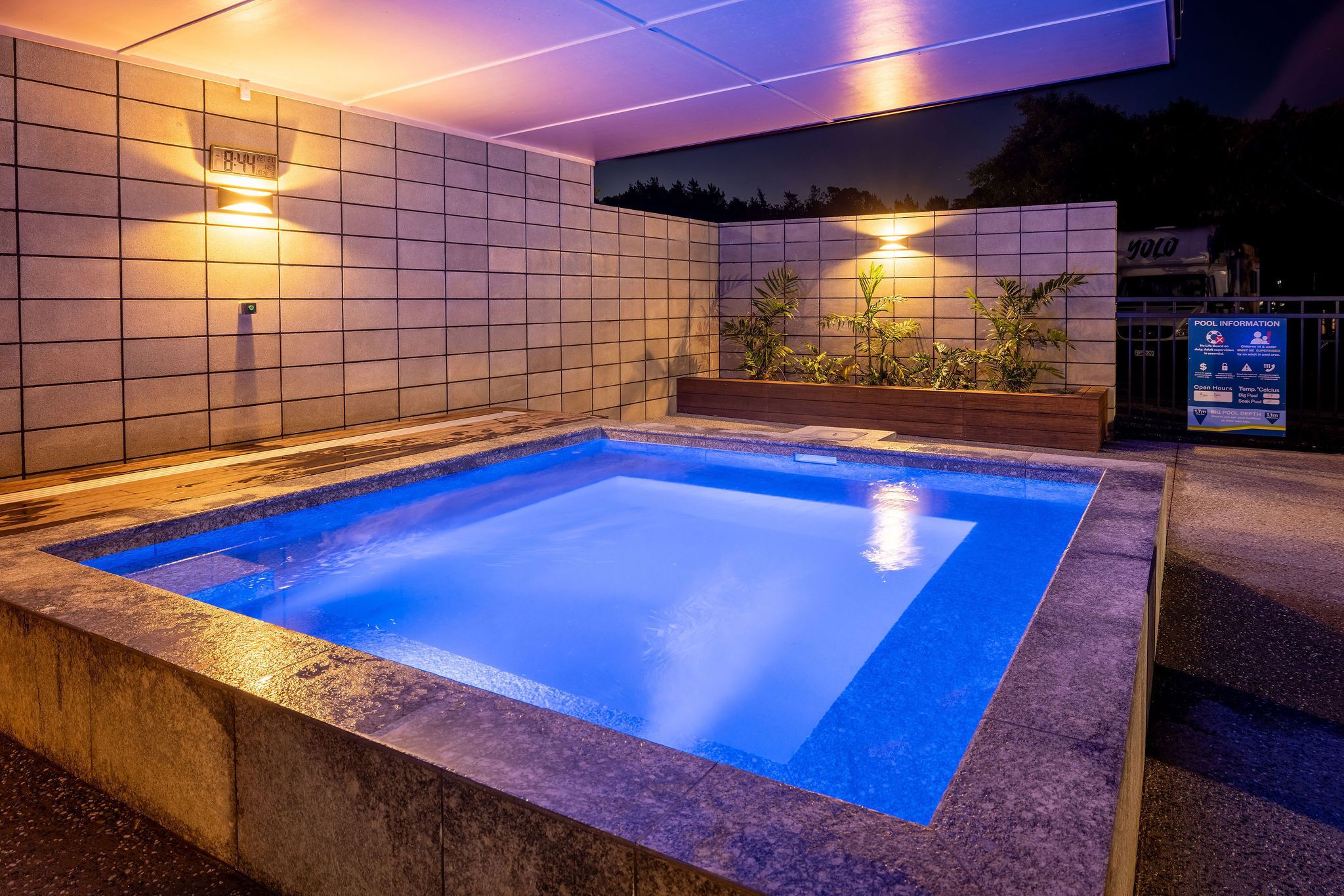 2 piscines extérieures, parasols de plage, chaises longues