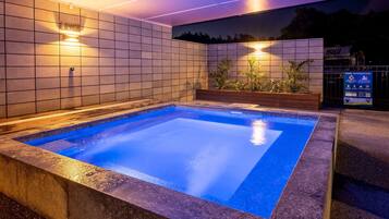 2 piscinas al aire libre, sombrillas, sillones reclinables de piscina