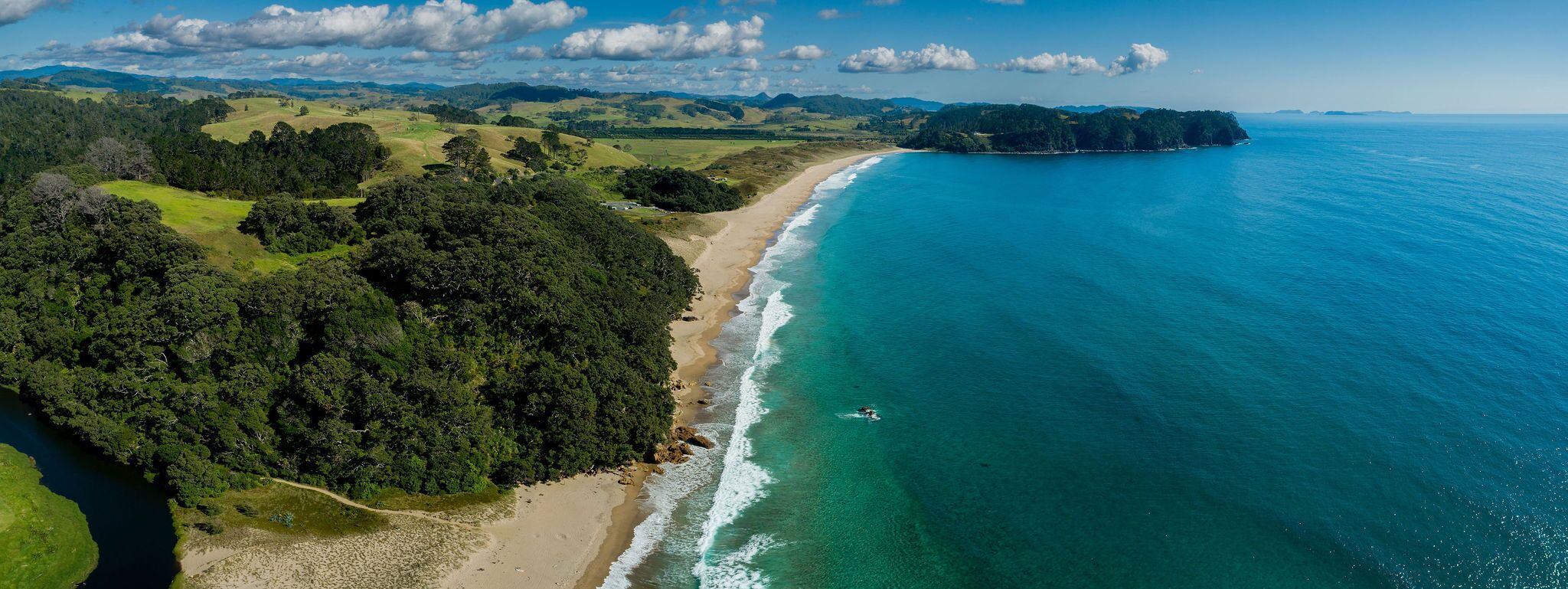 Ranta lähistöllä, valkoista hiekkaa