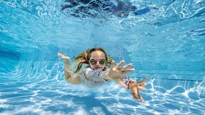 Ein Unterwasserblick auf einen Swimmingpool mit klarem Wasser und einer Bahnteiler.