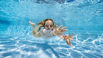2 piscinas externas, guarda-sóis, espreguiçadeiras