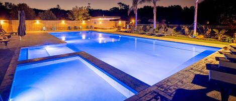 2 udendørs pools, parasoller, liggestole