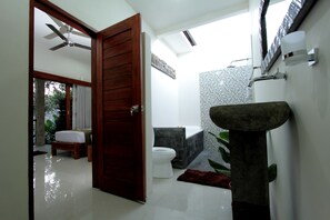 Bañera y ducha independientes, bañera profunda