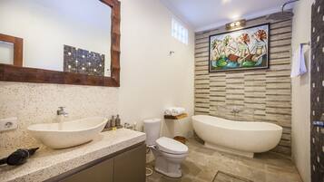 Deluxe-herbergi með tvíbreiðu rúmi - 1 svefnherbergi | Baðherbergi | Aðskilið baðker/sturta, djúpt baðker, regnsturtuhaus