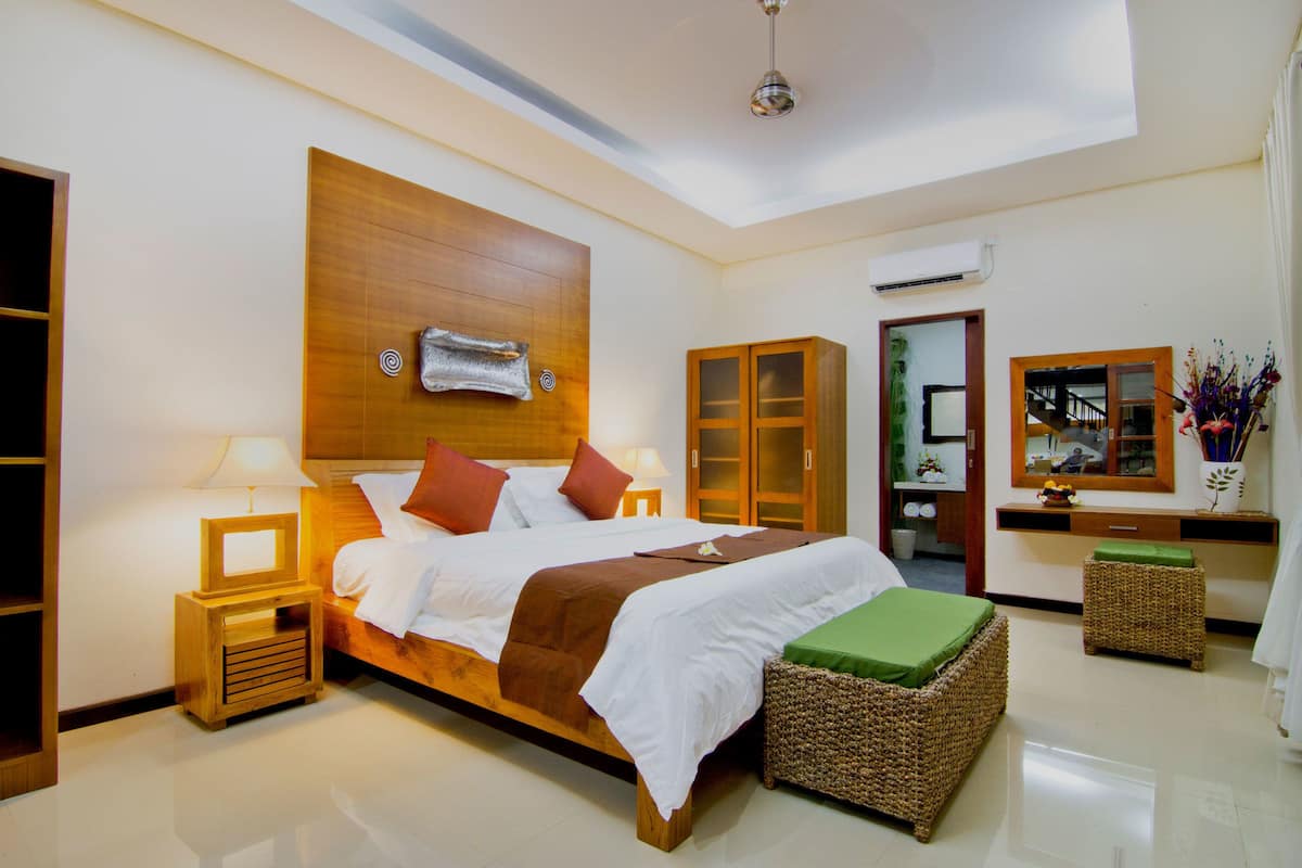 Kamar Double Deluks, 1 kamar tidur, akses ke kolam renang, pemandangan kolam renang | 2 kamar tidur, seprai premium, brankas, dan meja kerja