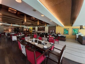 2 restaurantes; se sirve cocina china 