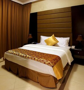 Minibar, in-room safe, desk, soundproofing - Paragon Hotel Apartments (Abu Dhabi)