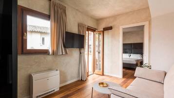 Suíte panorâmica, vista para a cidade | Área de estar | TV de tela plana