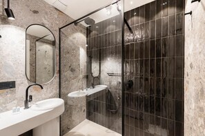 Shower, hair dryer, towels, soap - PALAZZO OLIVIA - RESIDENZA LEUTARI (Rome)