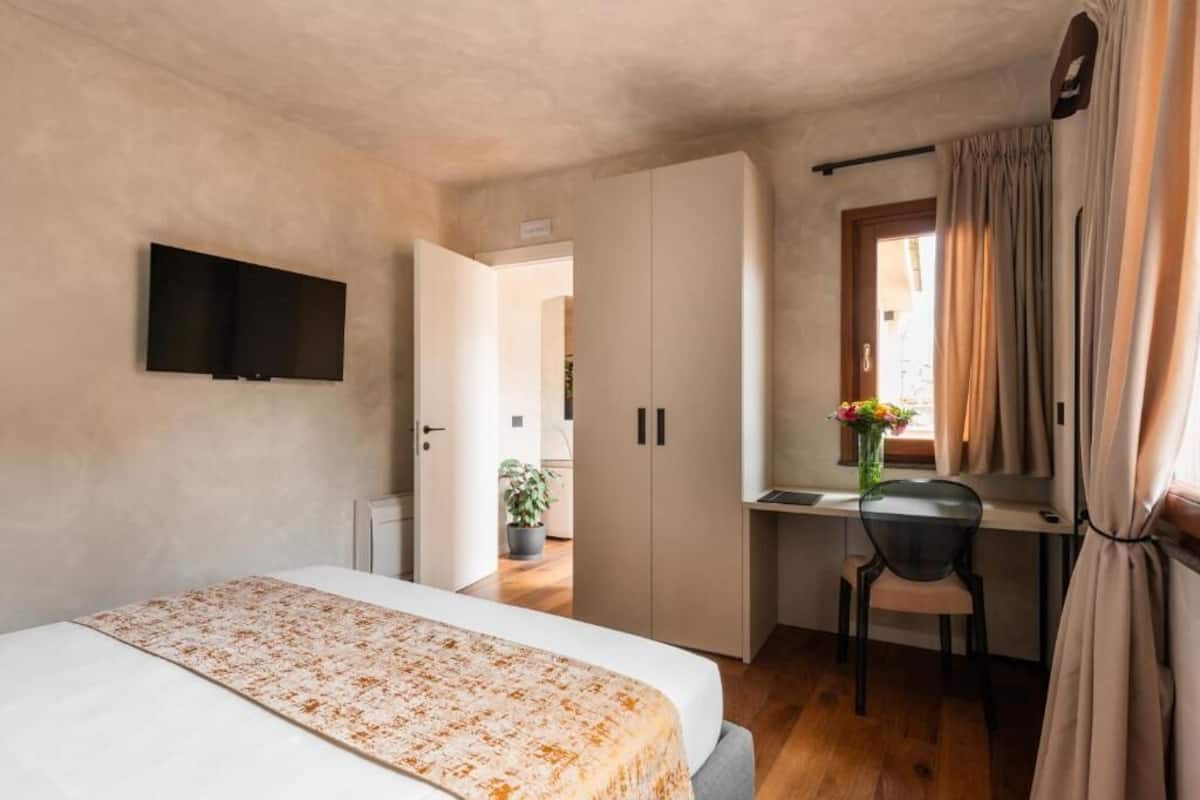 Superior Double Room, City View | Desk, iron/ironing board, cribs/infant beds, free WiFi