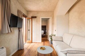 Phòng Suite có tầm nhìn toàn cảnh, quang cảnh thành phố | Khu phòng khách | TV màn hình phẳng 