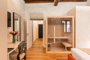 Suite romántica (With Sauna) | Baño | Ducha, secador de pelo, toallas y jabón