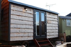 Superior Room, Ensuite (Family Shepherd Hut) | Exterior - Stonehenge Inn (Salisbury)