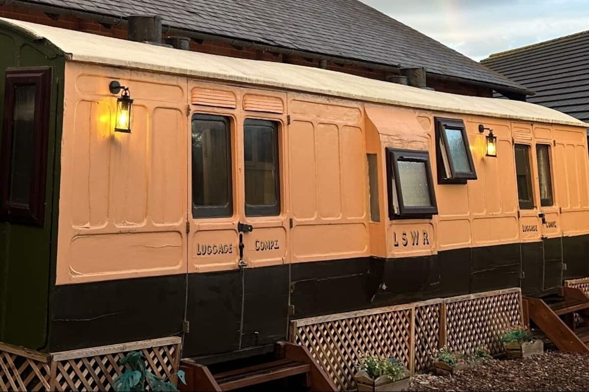 Signatur-værelse - eget badeværelse - udsigt til gårdsplads (1850s Railway Carriage ) | Udendørsområde