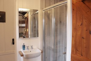 Superior Room, Ensuite (Family Shepherd Hut) | Room amenity - Stonehenge Inn (Salisbury)