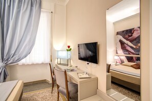 In-room safe, desk, iron/ironing board, free cribs/infant beds - Roma in una Stanza GuestHouse (Rome)