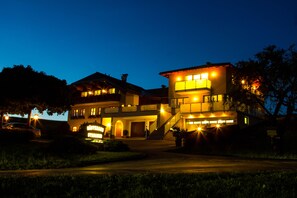 Front of property â evening/night