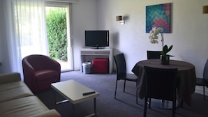 Leilighet, 2 soverom, terrasse | Oppholdsrom | En 55-centimeters Flatskjerm-TV med digitale kanaler samt TV
