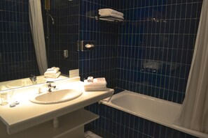 Studio | Bathroom | Hair dryer, towels - Hôtel Maison Chiberta (Anglet)