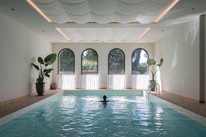 Kolam renang indoor dan kolam renang outdoor, dengan payung kolam renang