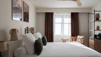 Escritorio, tabla de planchar con plancha y wifi gratis