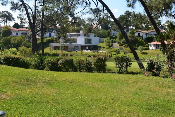 A residential area with modern houses, a grassy lawn, and a swimming pool. - Hôtel Maison Chiberta (Anglet)